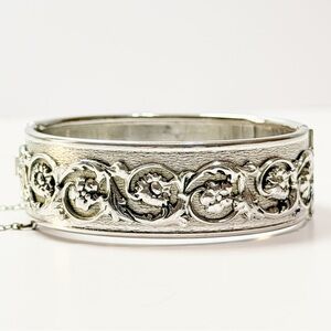 Vintage Whiting & Davis Silver Tone Repousse Floral Hinged Bangle Bracelet